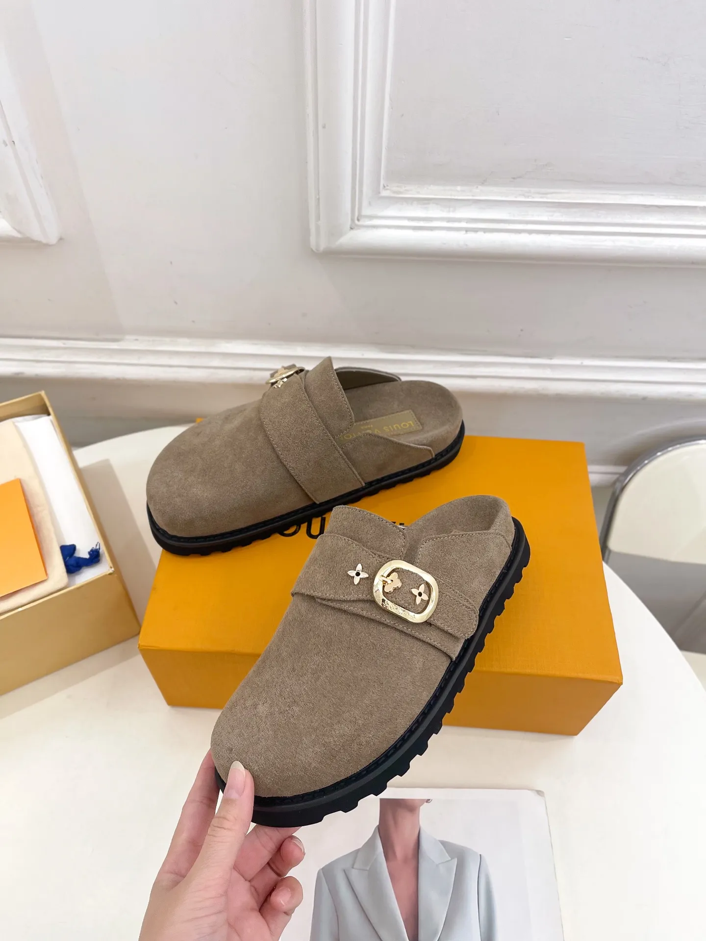 👟👟Ex-factory price 580👟👟 Men's model ➕10 LV | Louis Vuitton 25𝐬𝐬 🧡💚2025 Early spring new model Top version ⚠️ The counter features the latest LV COSY COMFORT metal buckle Bread Mule slippers hard goods new🆕 ❥BS purchasing level! Full of high-end feel! A popular model among bloggers at home and abroad, it’s retro and fashionable and looks amazing on your feet! Mainly recommended models on the official website★ ━━━━━ ЅᏇєєt ━━━━━ ▪️Upper: original specific cowhide/old leather ▪️lining: imported cowhide lining ▪️outsole: original molded outsole ▪️shoe size: women's size 35-39 (customized at 40.41) Men's size 40-44 (45.46 customized)